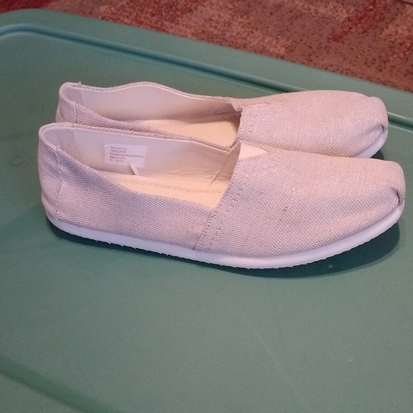 Women's tan/gold slip on flats size 10 - Picture 2 of 7
